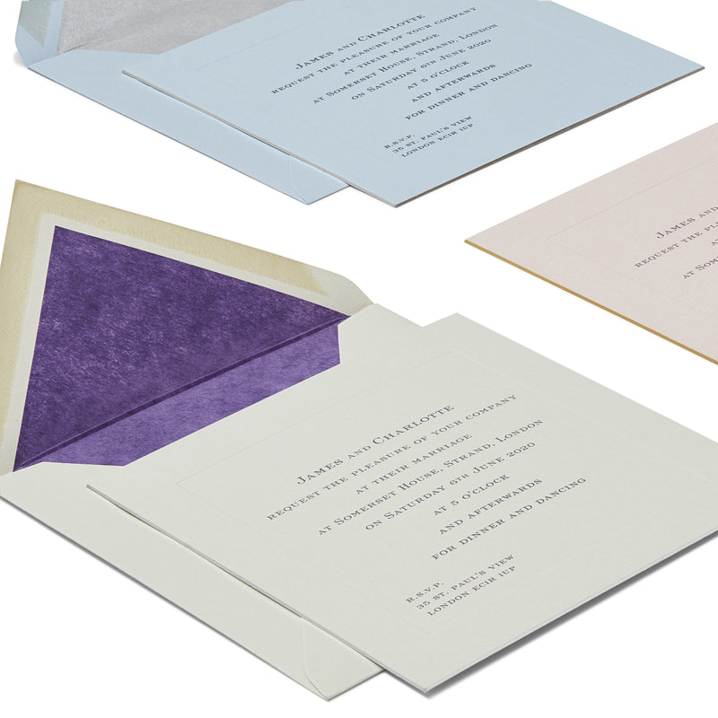 Individuell gestaltete quadratische Hochzeitseinladung mit Prägung – Weiß