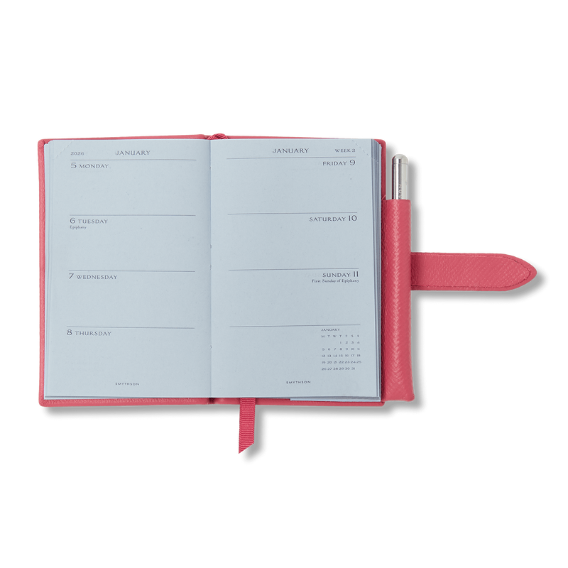 Smythson Agenda Wafer 2026 con layout settimanale e matita in Panama