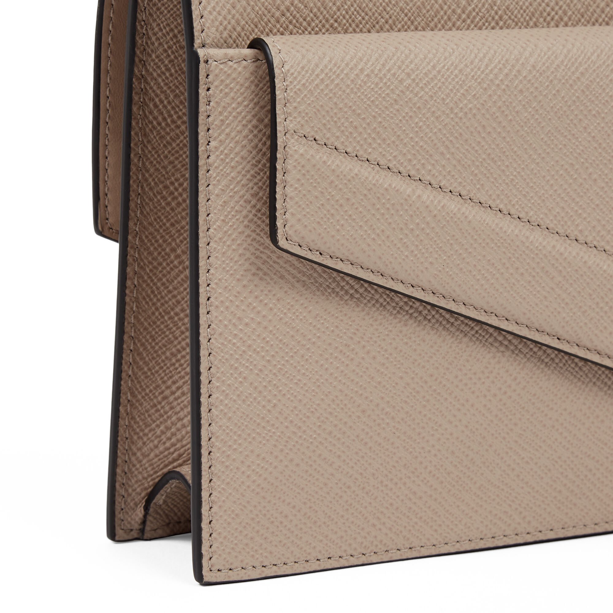 Panamaレザー Envelopeクロスボディバッグ in sandstone | Smythson