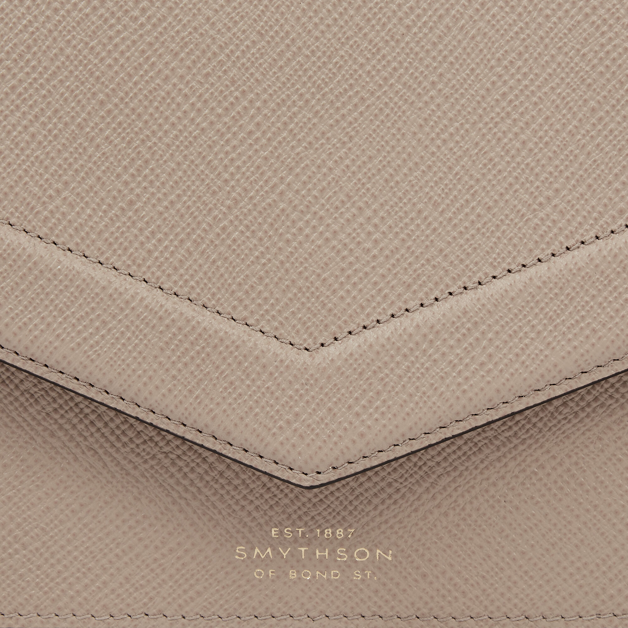 Panamaレザー Envelopeクロスボディバッグ in sandstone | Smythson