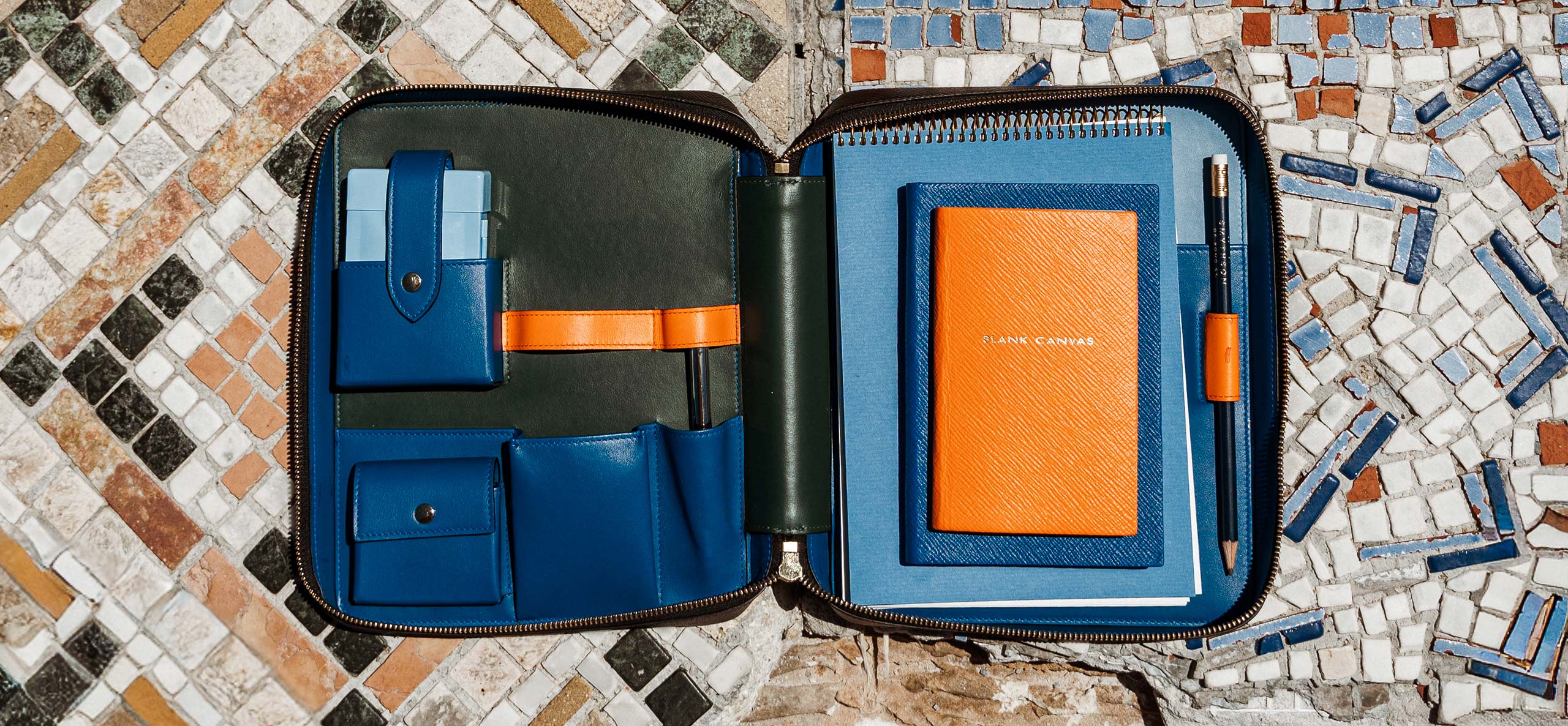 L’Artist Folio Smythson ouvert révélant son matériel d’artiste